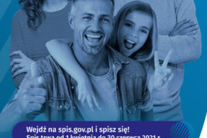 Ulotka informacyjna o Narodowym Spisie Powszechnym Ludności i Mieszkań 2021, osoby uśmiechnięte na niebieskim tle, napis "wejdź na spis.gov.pl i spisz się! Spis trwa od 1 kwietnia"