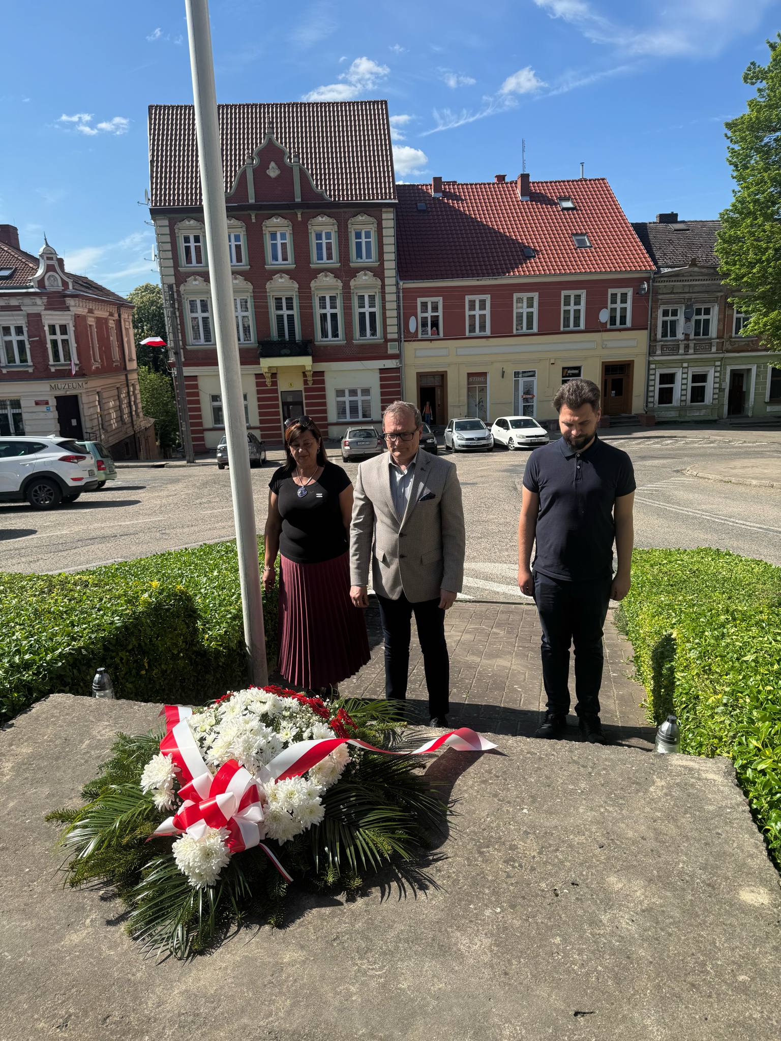 Złożenie wieńca pod pomnikiem