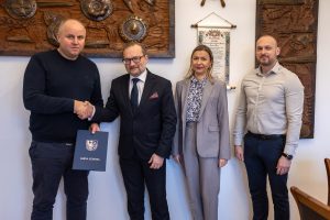 PODPISANIE UMOWY Z WYKONAWCĄ DRUGIEGO ETAPU BUDOWY SIECI KANALIZACJI W LUBIECHOWIE GÓRNYM